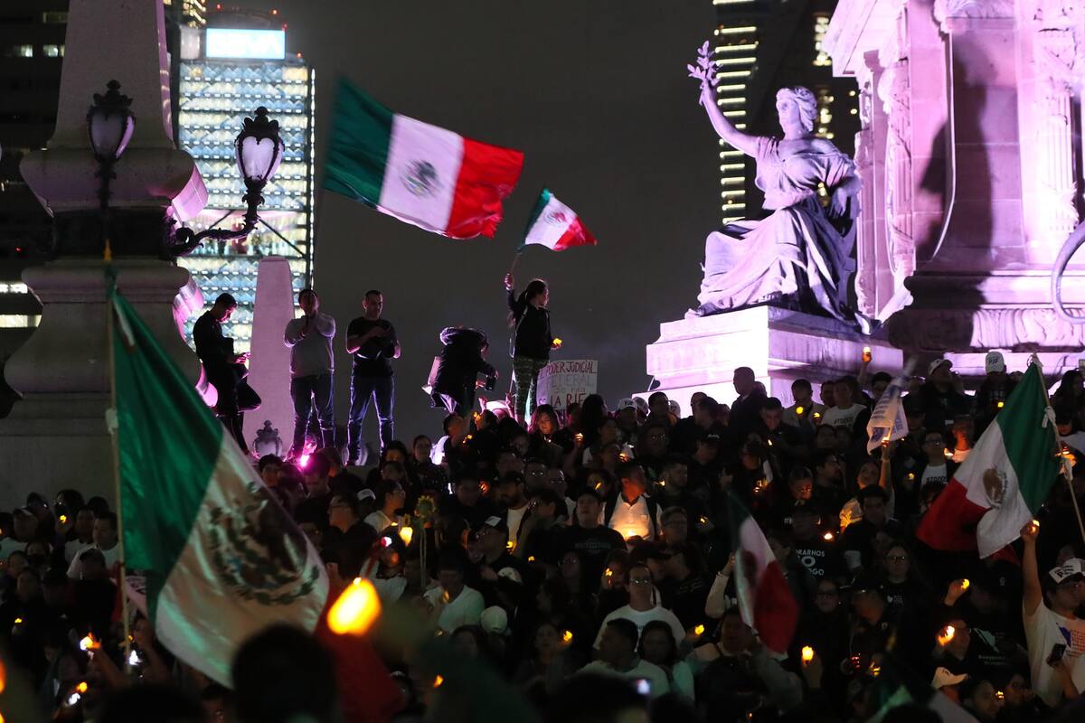 Masiva protesta en el Ángel de CDMX contra Reforma Judicial de AMLO