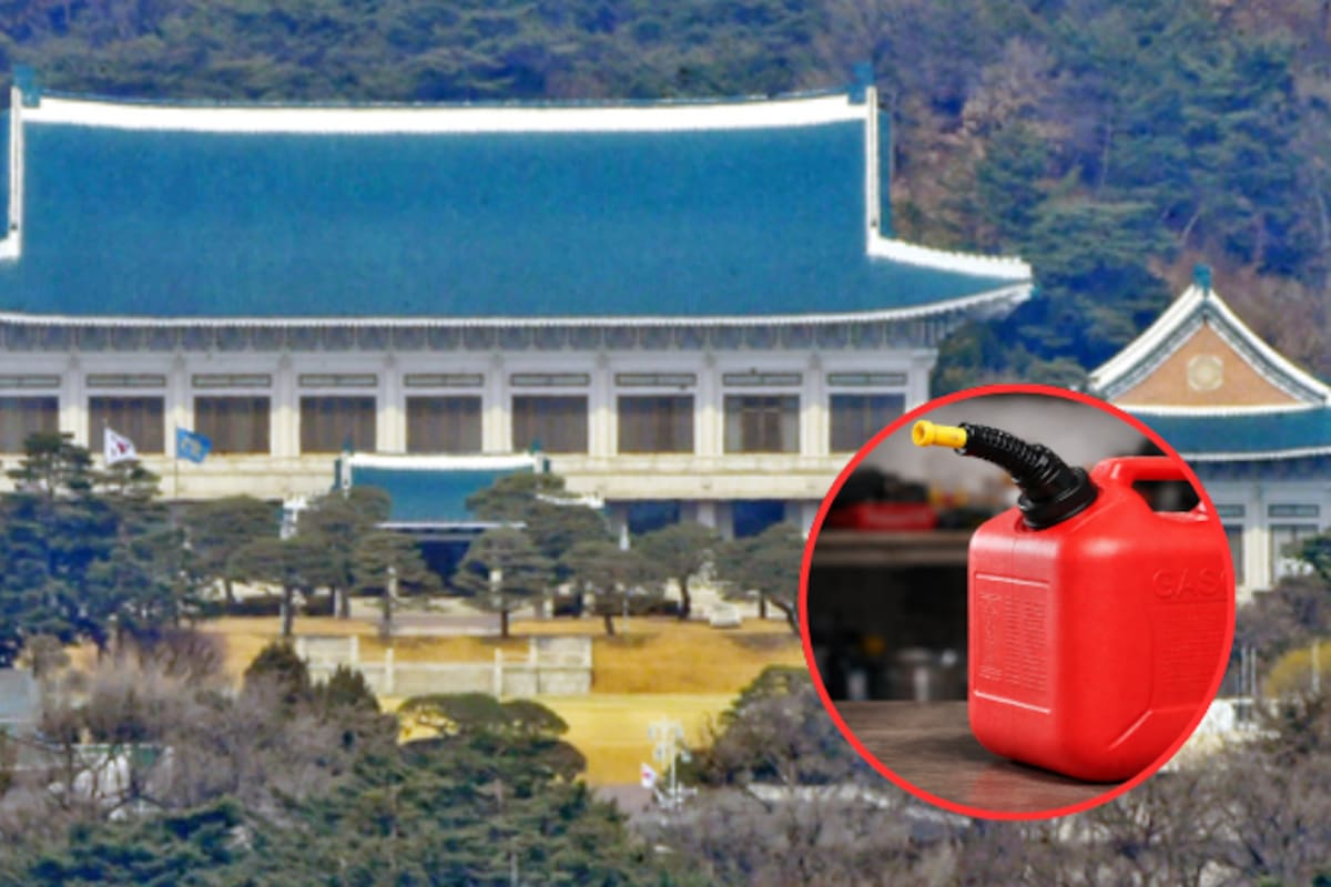 Hombre se rocía gasolina e intenta prenderse fuego frente a la Casa Azul en Seúl; policía lo detiene a segundos de la tragedia