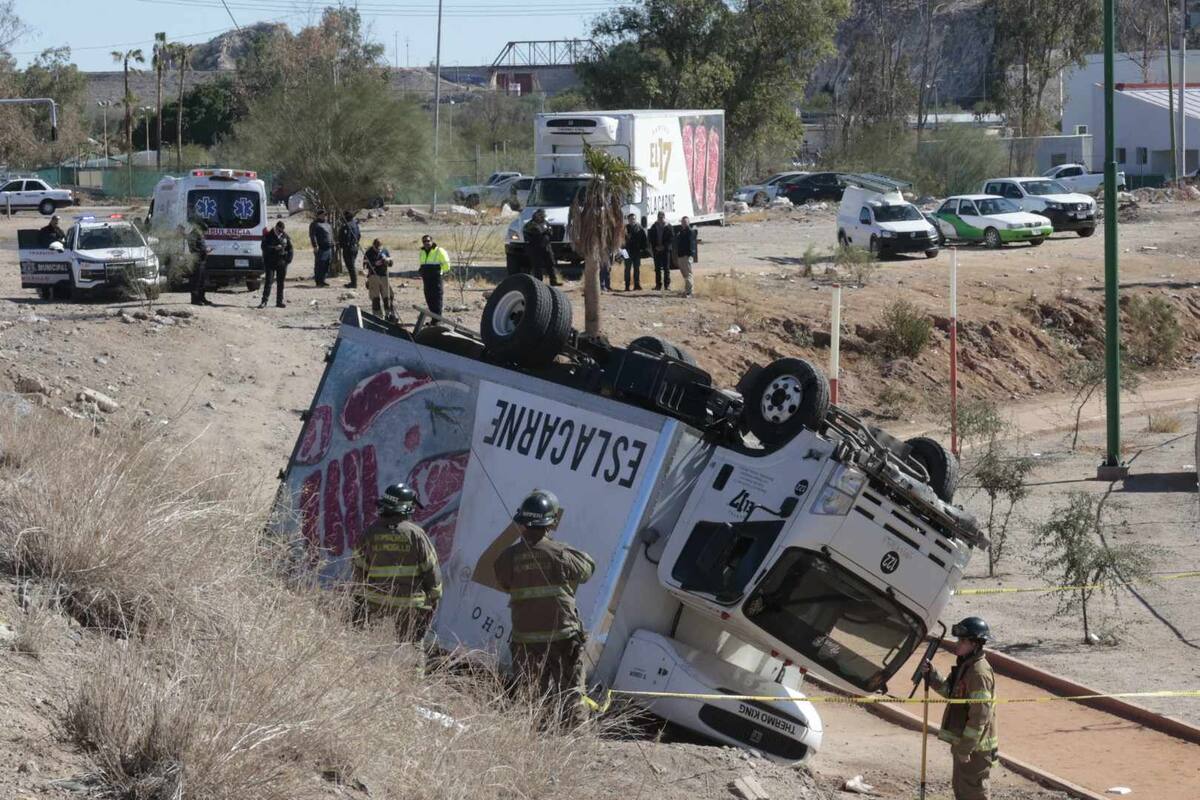 Camión cargado de carne pierde el control cuando circulaba por el bulevar serna cayendo a el área del Cárcamo saliendo dos lesionados leves. | Teodoro Borbón