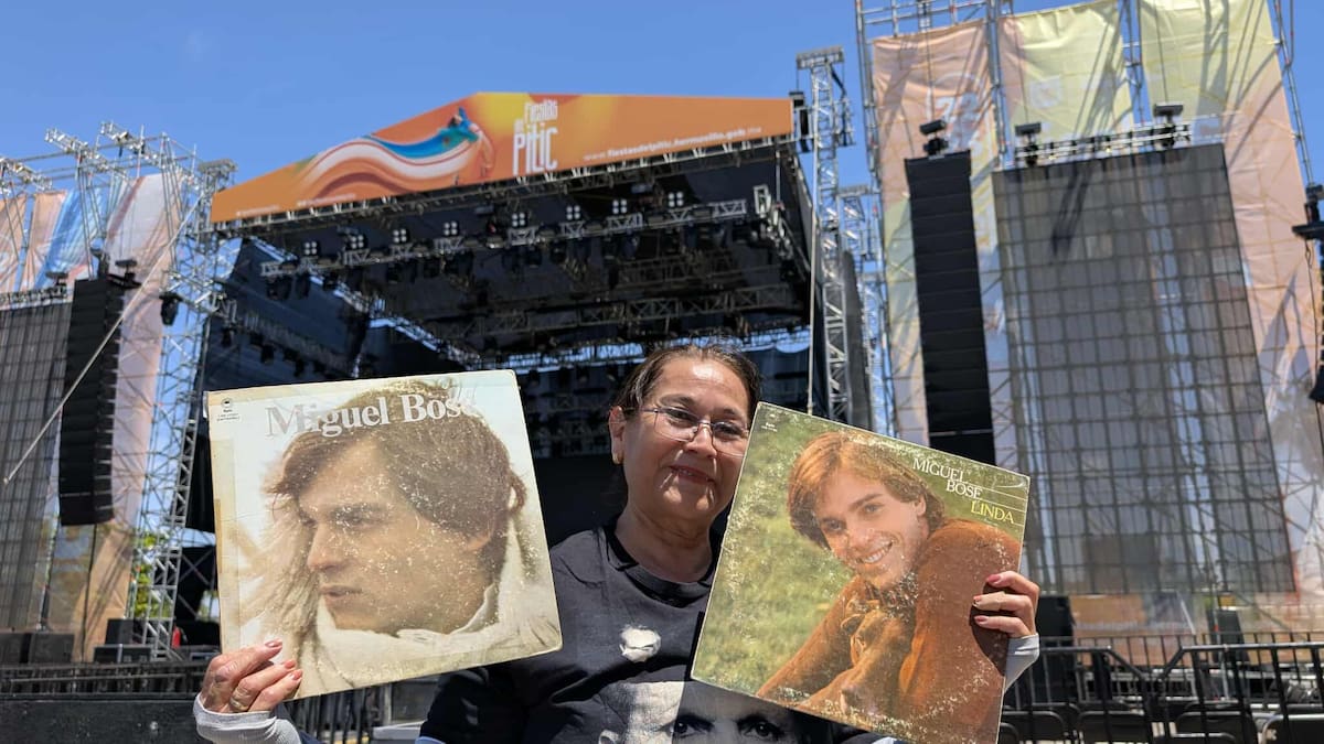 Graciela muestra dos discos de Miguel Bosé que conserva. | Crédito: Julián Ortega