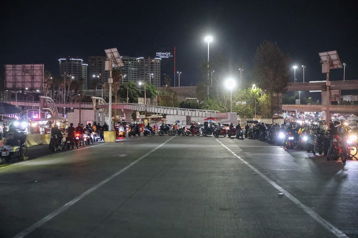 Motociclistas utilizan el nuevo acceso exclusivo en la garita de San Ysidro. Foto: Border Zoom
