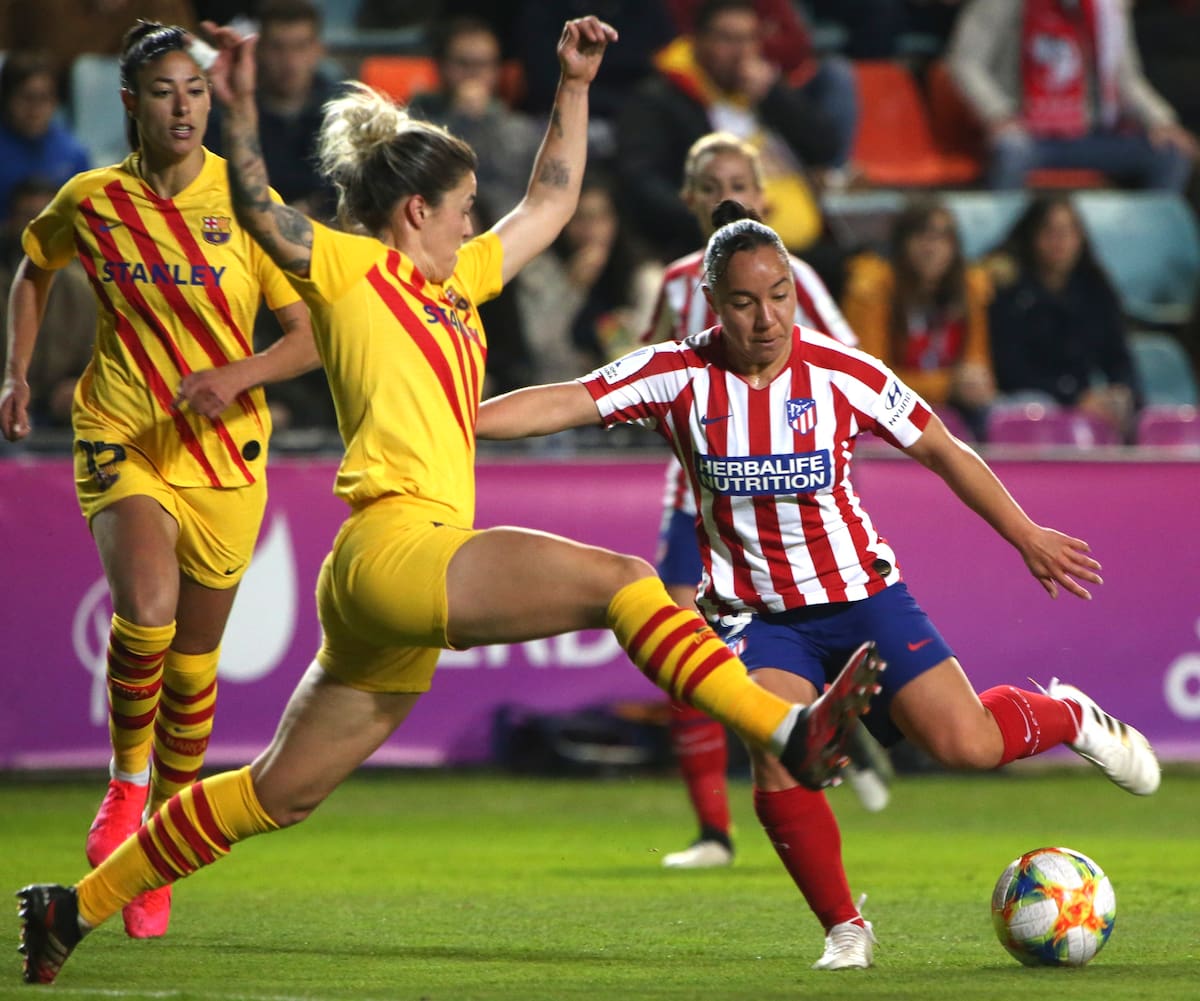 GRAF5953. SALAMANCA, 06/02/2020.- La delantera del Atlético de Madrid Charlyn Corral (d), este jueves, durante el partido de semifinales de la Supercopa Femenina disputado entre el Atlético de Madrid y el FC Barcelona el estadio Helmántico de Salamanca (Castilla y León). EFE/ Jmgarcía
