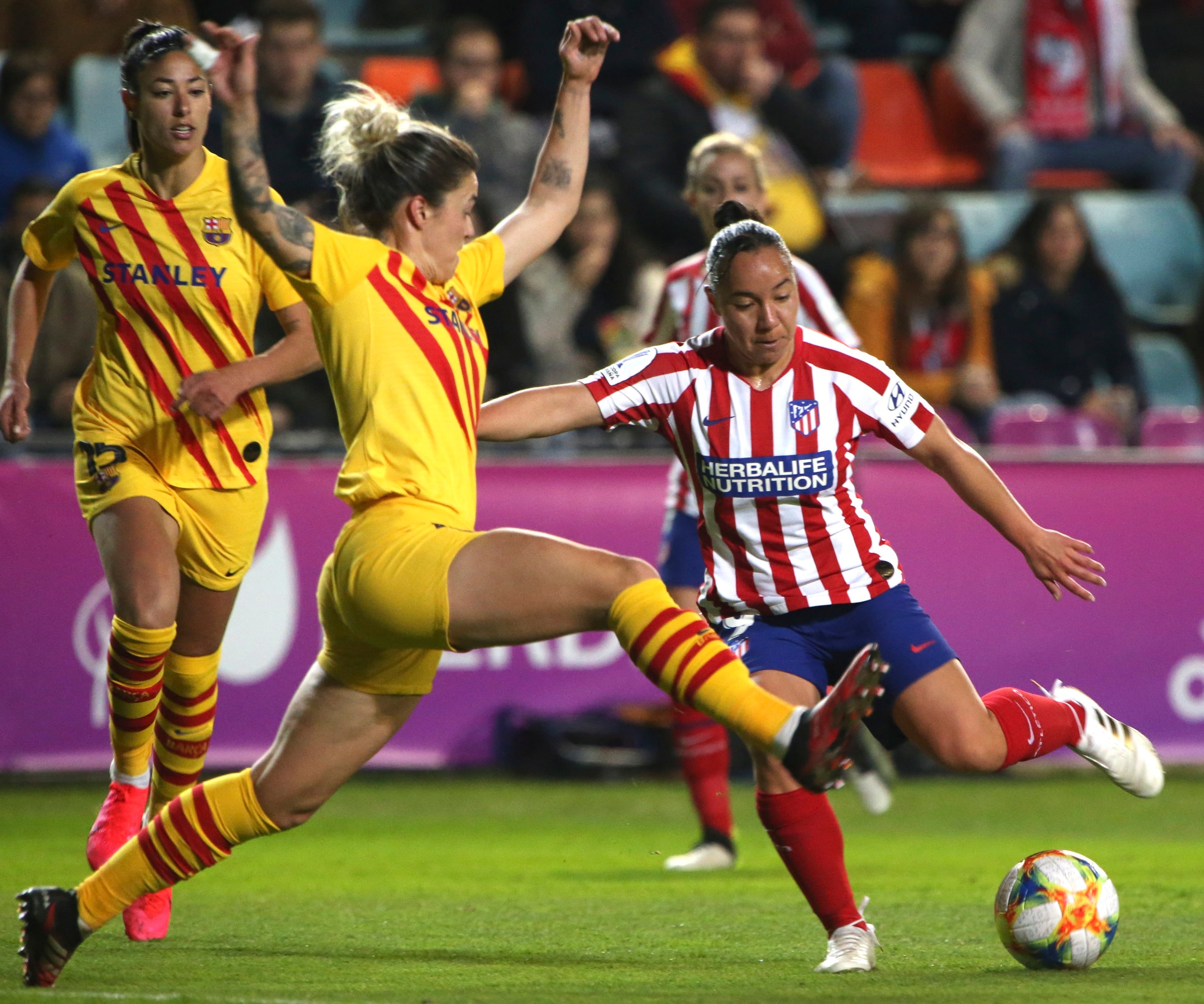 GRAF5953. SALAMANCA, 06/02/2020.- La delantera del Atlético de Madrid Charlyn Corral (d), este jueves, durante el partido de semifinales de la Supercopa Femenina disputado entre el Atlético de Madrid y el FC Barcelona el estadio Helmántico de Salamanca (Castilla y León). EFE/ Jmgarcía
