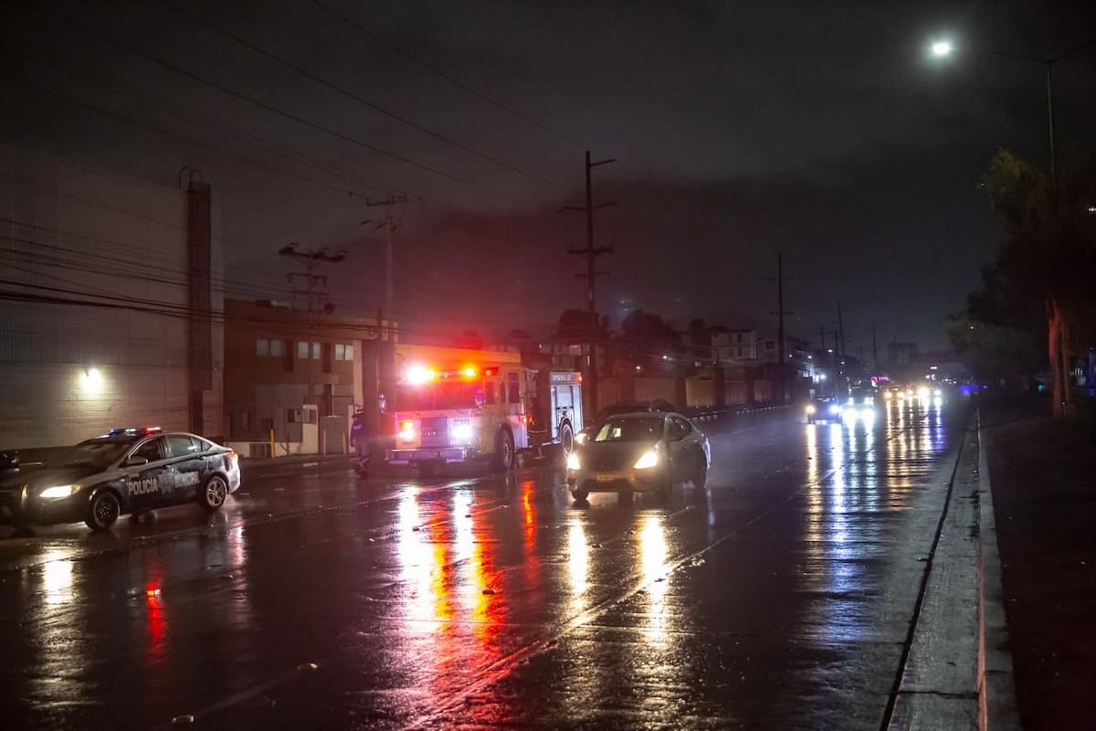 Bomberos y rescatistas confirmaron que el conductor no presentó lesiones tras la volcadura. Foto: Border Zoom