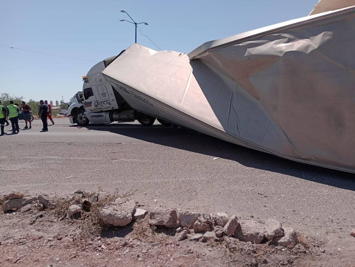 Un tráiler que transportaba uva fue impactado por un tren en Caborca al intentar cruzar las vías.