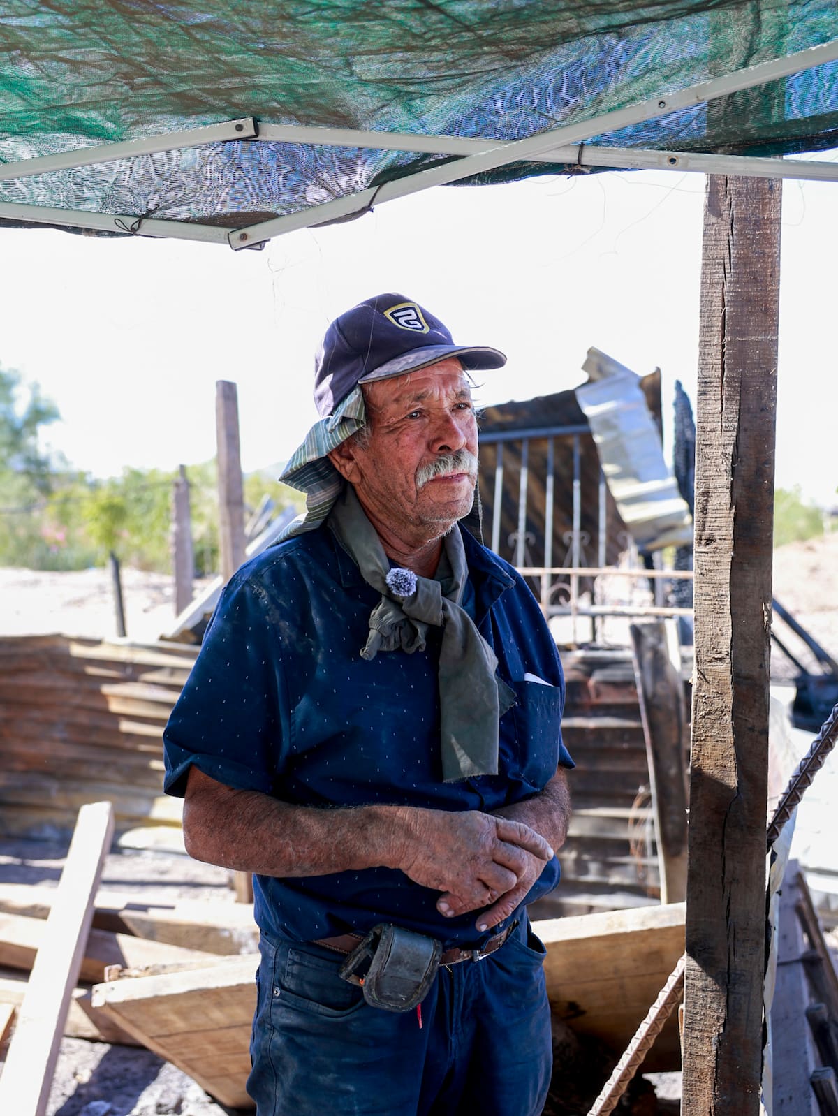 José Nicolás dijo que además de perder su hogar el fuego consumió las bolsas de especias que vendía para mantenerse. l Foto: Juan J. Morales