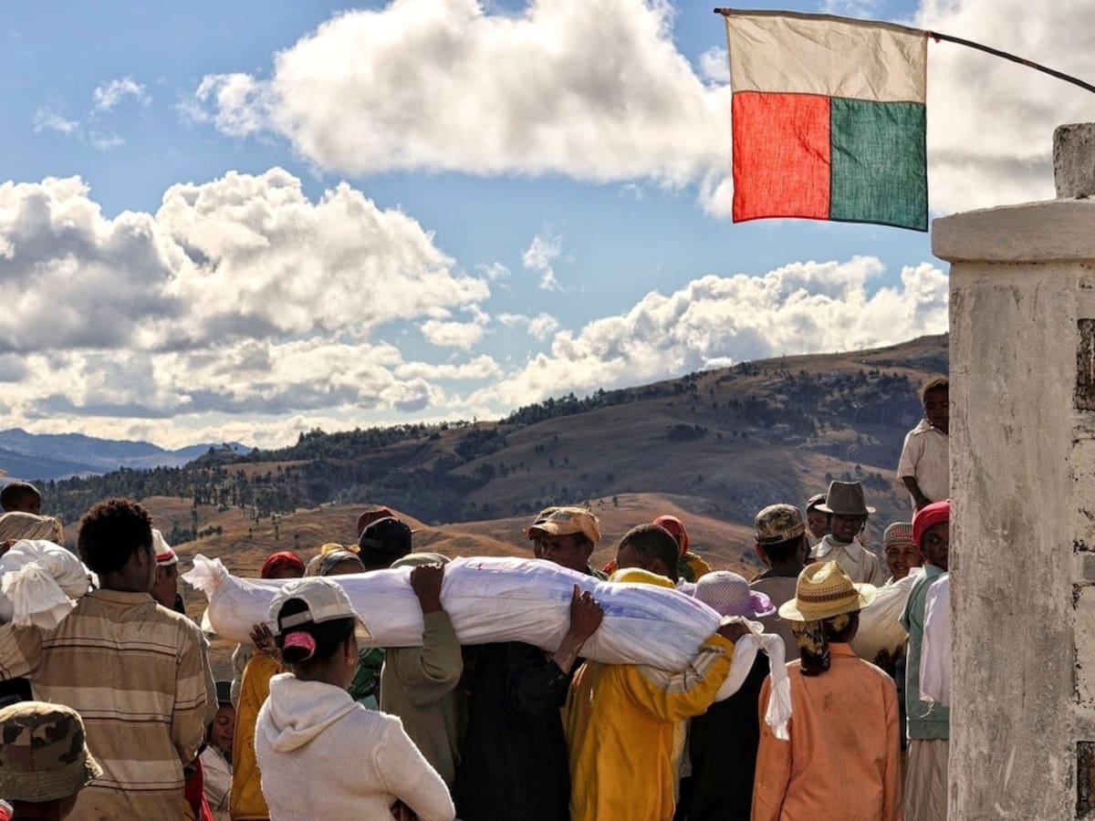 El ritual del Famadihana llevado a cabo en la isla de Madagascar. Foto: News Madre Tierra.