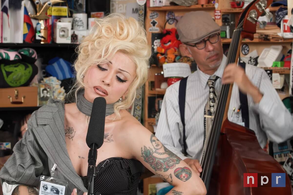 Mon Laferte llora durante su nuevo Tiny Desk al cantar una canción para su esposo