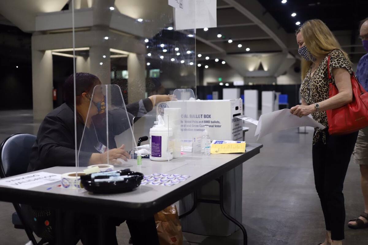 Acuden sandieguinos a votar a Centro de Convenciones