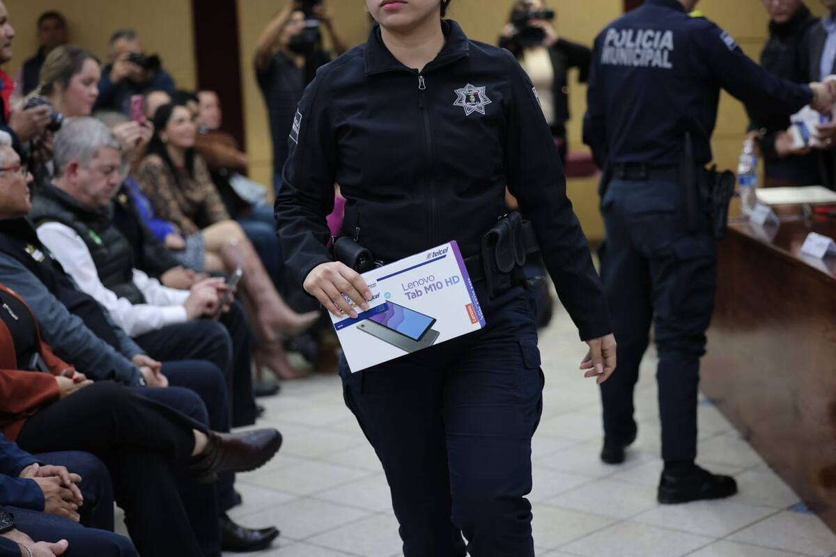 Entrega Canaco tabletas electrónicas a Policías