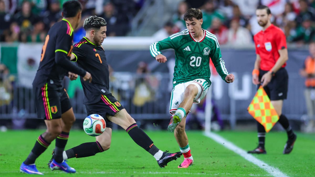 Adrián Ugarriza de Perú intenta tapar un pase del mexicano, Mateo Chávez. (Foto: @miseleccion)
