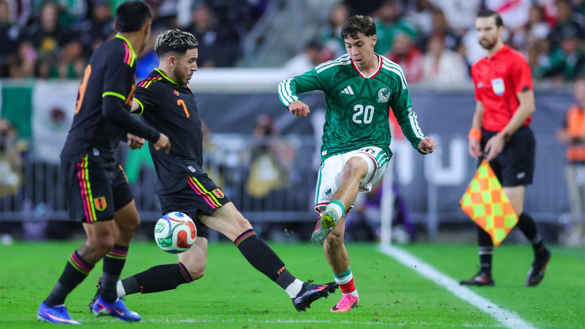 Adrián Ugarriza de Perú intenta tapar un pase del mexicano, Mateo Chávez. (Foto: @miseleccion)