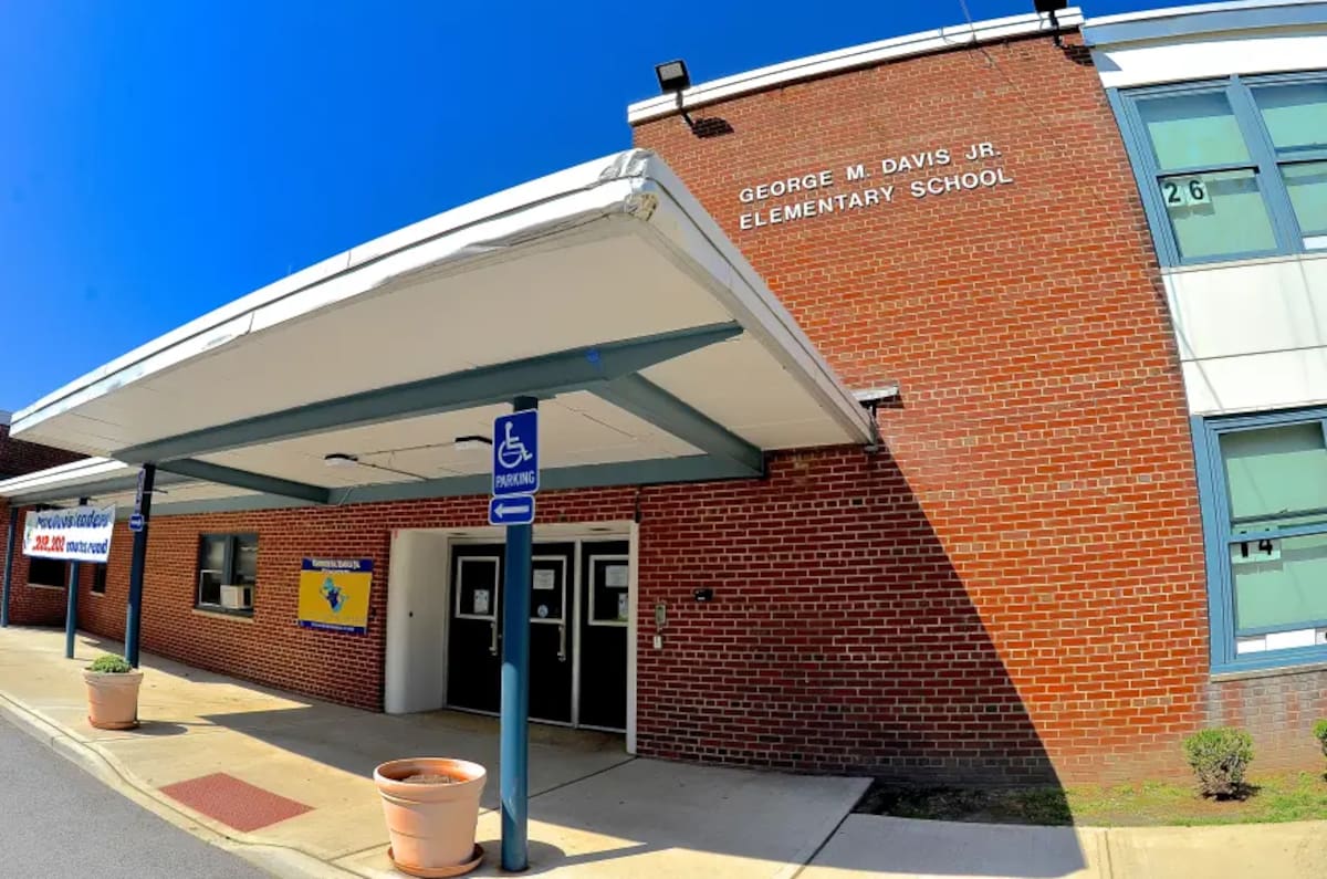 Exprofesor desata polémica en Nueva York: publica amenazas e insultos contra autoridades tras ser despedido. Foto: Escuela Primaria George M. Davis Jr.