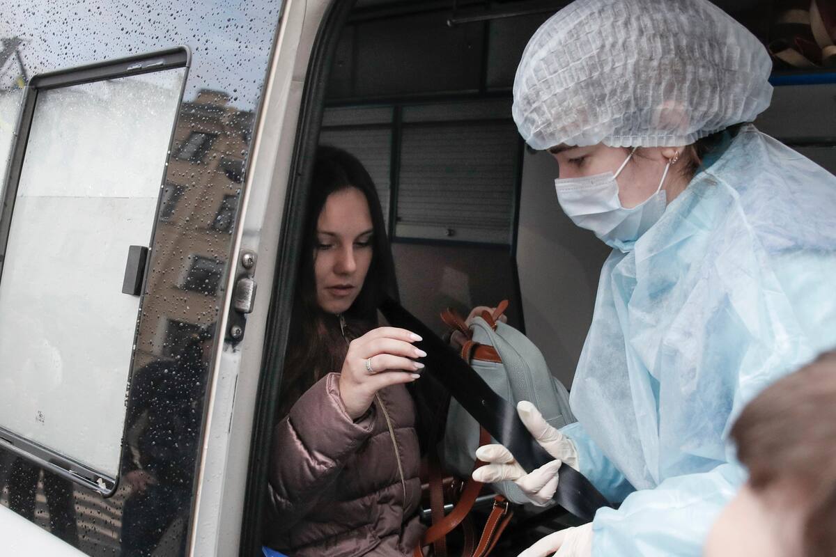 Rusia: Mujer huye de la cuarentena por coronavirus, corte le pide volver