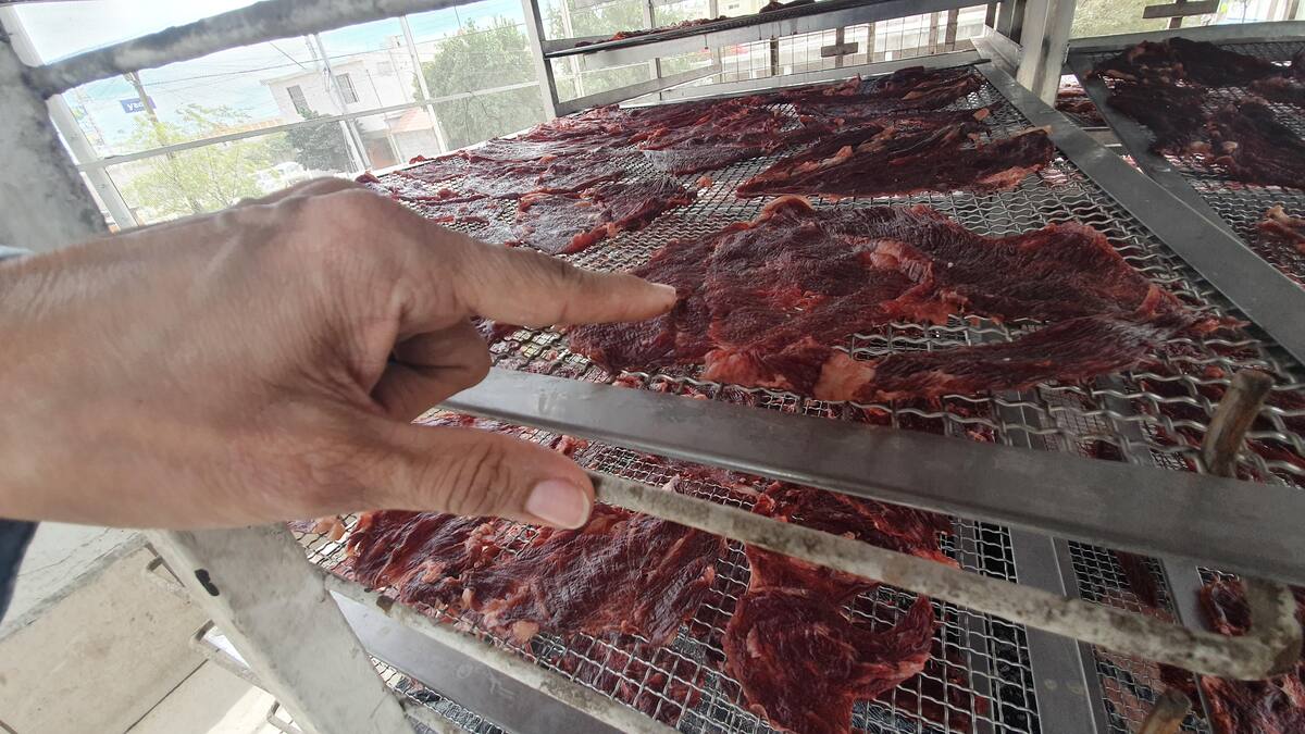 El proceso de elaboración de la machaca es el artesanal, la carne se pone a secar con sal al aire libre dentro de una malla y en dos días ya está lista para machacarla.