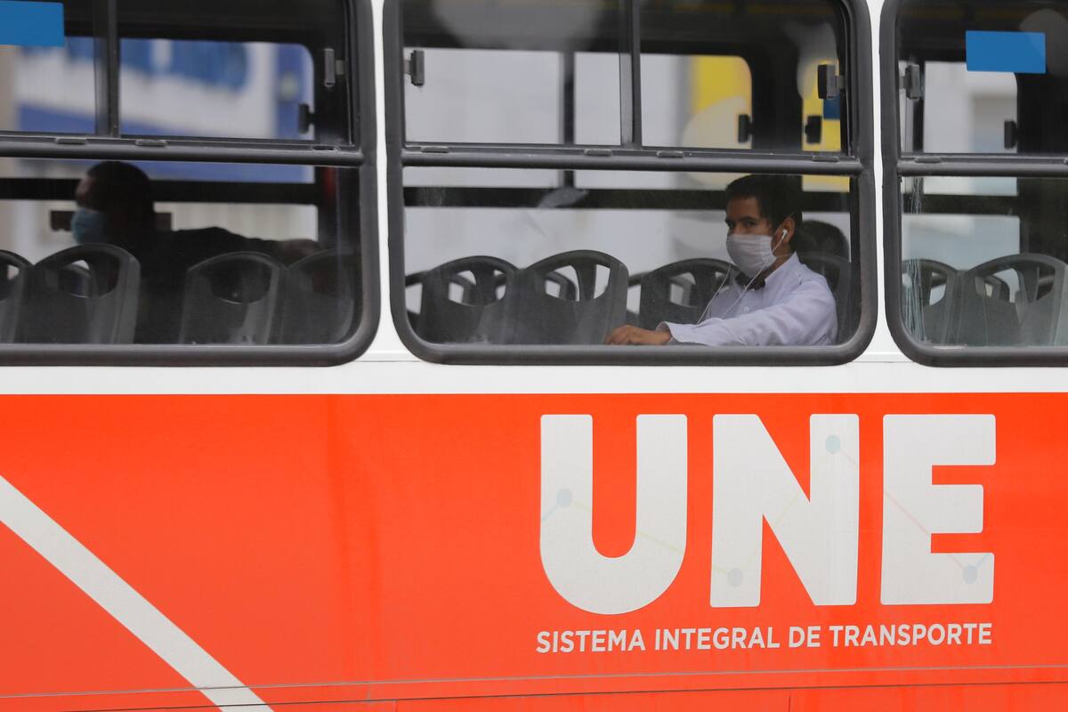 Asaltan con machete a chofer de camión urbano