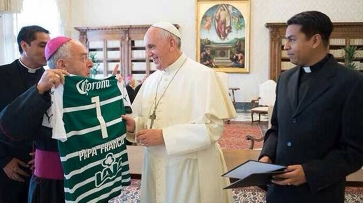 El obispo José Guadalupe Galván Galindo de la diócesis de Torreón le entrega una playera del Santos Laguna al Papa Francisco en 2014.