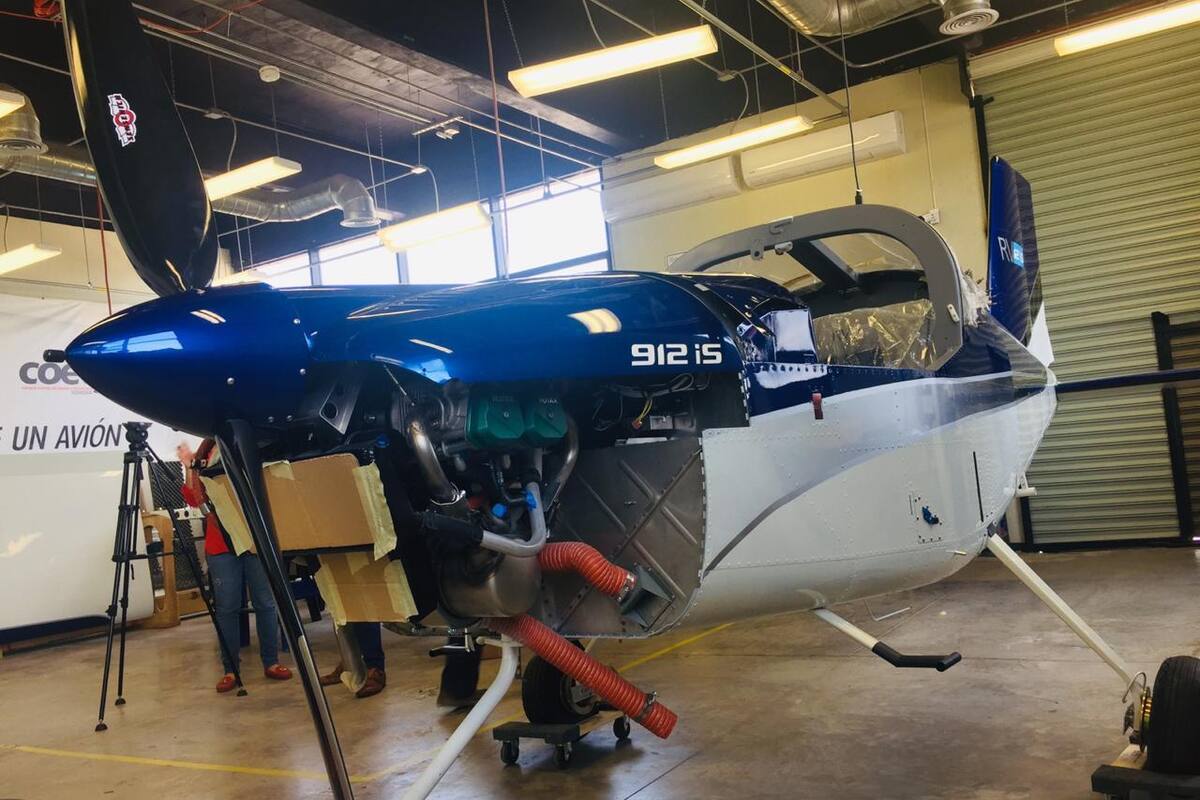 UTG presume primera avioneta ensamblada en Sonora