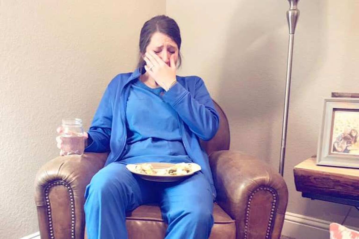 La conmovedora foto de una enfermera que trabajó 53 horas seguidas