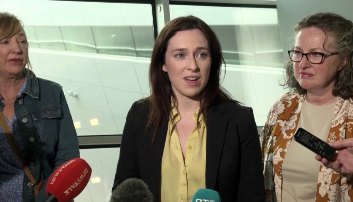 Tori Towey habla con los medios después de llegar a su casa en el aeropuerto de Dublín con su tía, Ann Flynn (izquierda) y su madre Caroline (derecha) el 11 de julio de 2024. David Young/PA