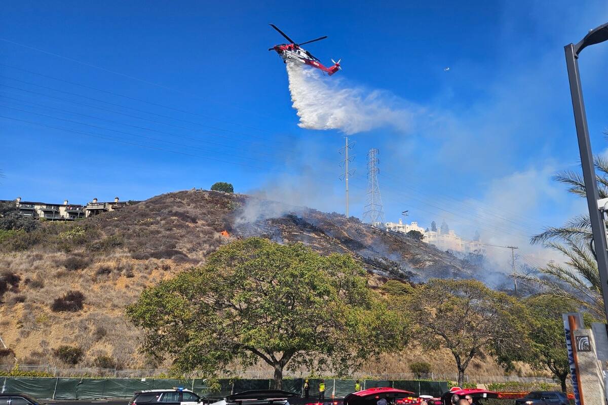 Arde cerro frente a centro comercial de Fashion Valley, hubo dos heridos