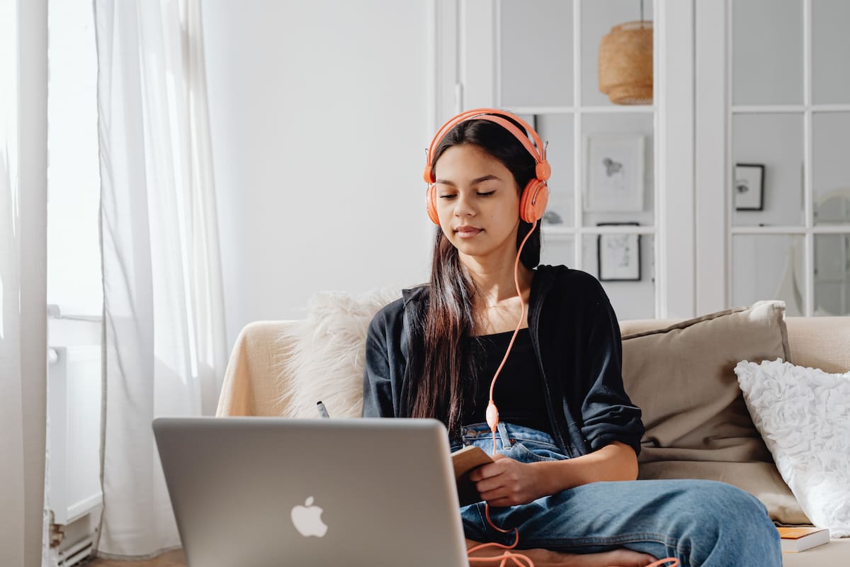 ¿Trabajas mientras escuchas música? Esto dice la ciencia sobre cómo influye en tu concentración