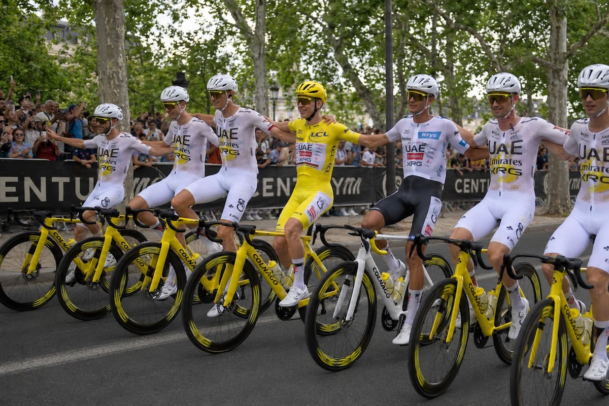 ¡La imagen del día! UAE formó una cadena humana con Tadej Pogacar e Isaac del Toro al centro en plena carrera del Tour de Francia 2026 (VIDEO)