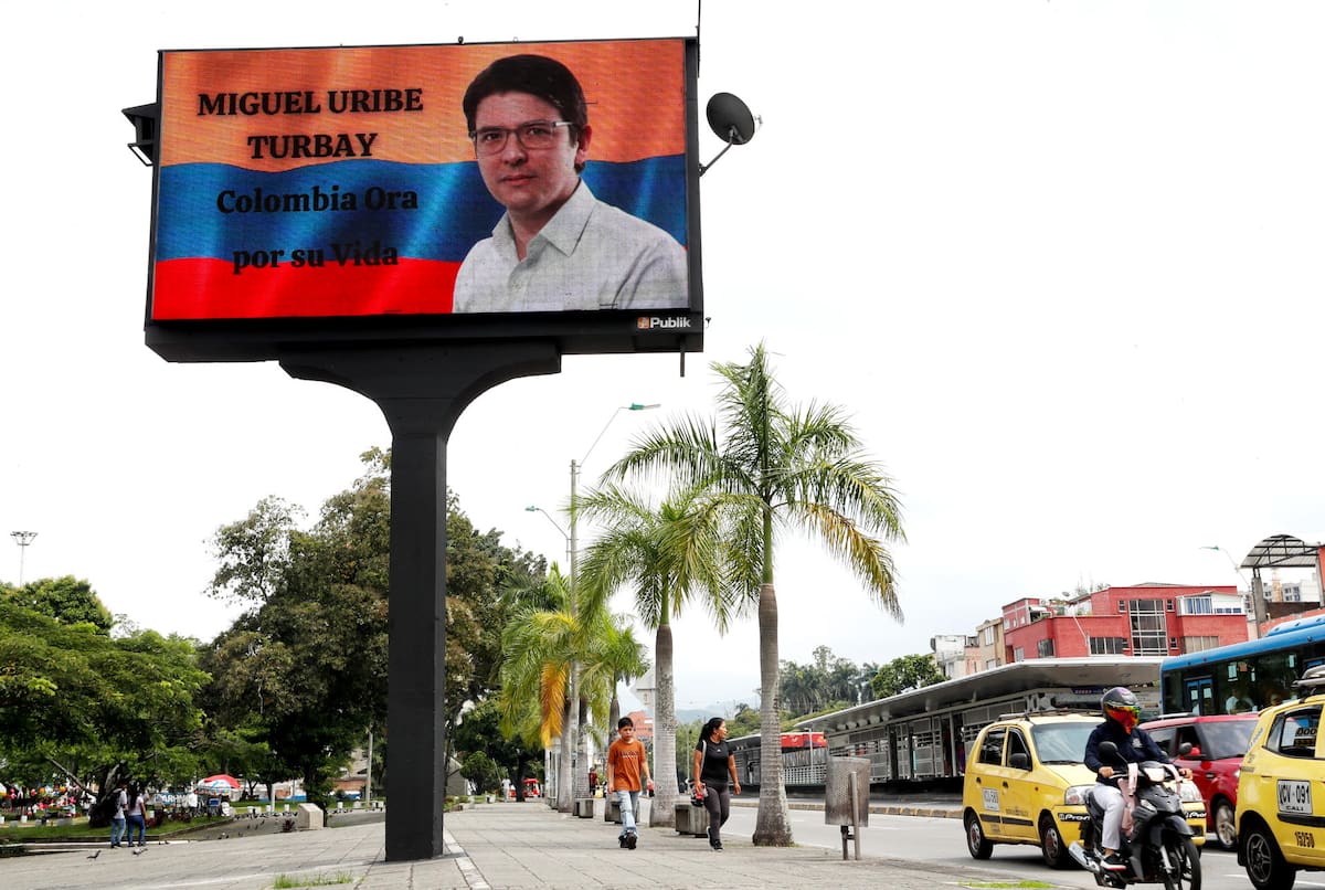 AME4409. CALI (COLOMBIA), 08/06/2025.- Fotografía de una pantalla en la se observa una imagen del senador y precandidato presidencial Miguel Uribe Turbay este domingo, en Cali (Colombia). En varias ciudades de Colombia los ciudadanos salieron a las calles para pedir por la recuperación deUribe Turbay quien fue víctima de un atentado ayer en Bogotá. EFE/ Ernesto Guzman Jr