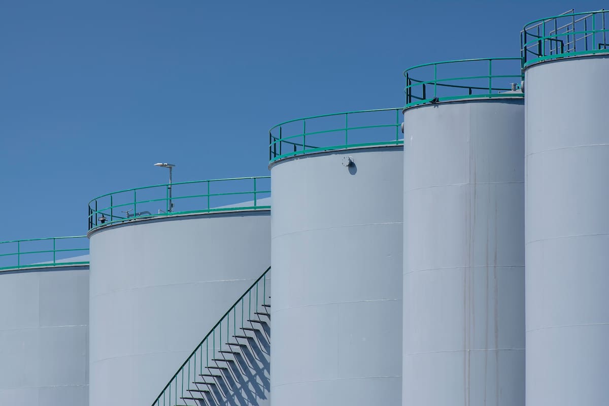 Tanques de almacenamiento industrial: por qué guardar químicos no es lo mismo que guardar agua