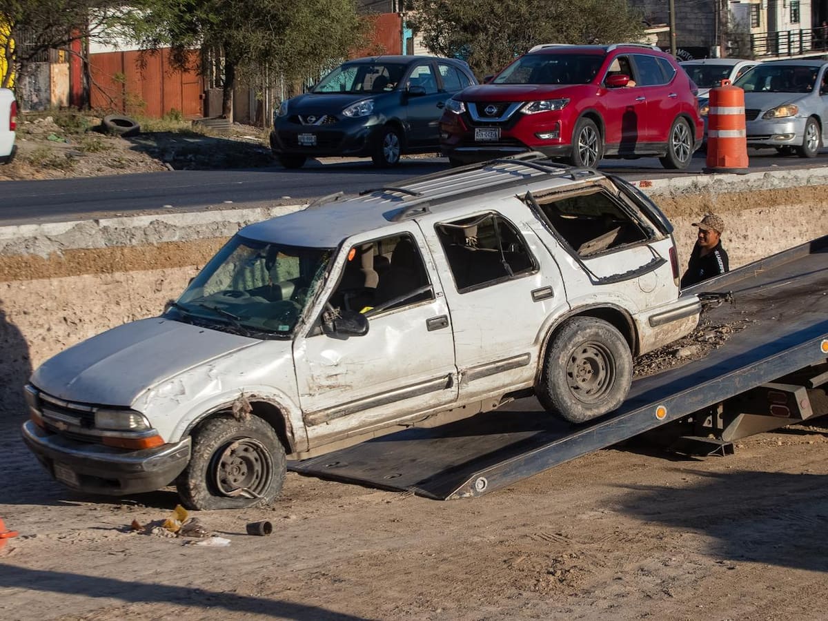 El hombre fue trasladado a un hospital tras sufrir una lesión en el hombro luego del accidente. Foto: Border Zoom