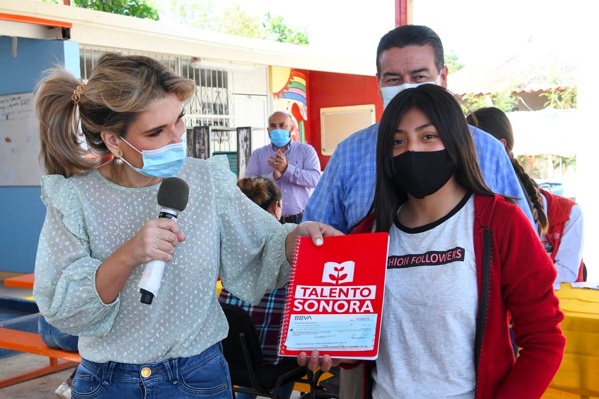 Gobernadora Claudia Pavlovich destina más de 48 mil apoyos en becas