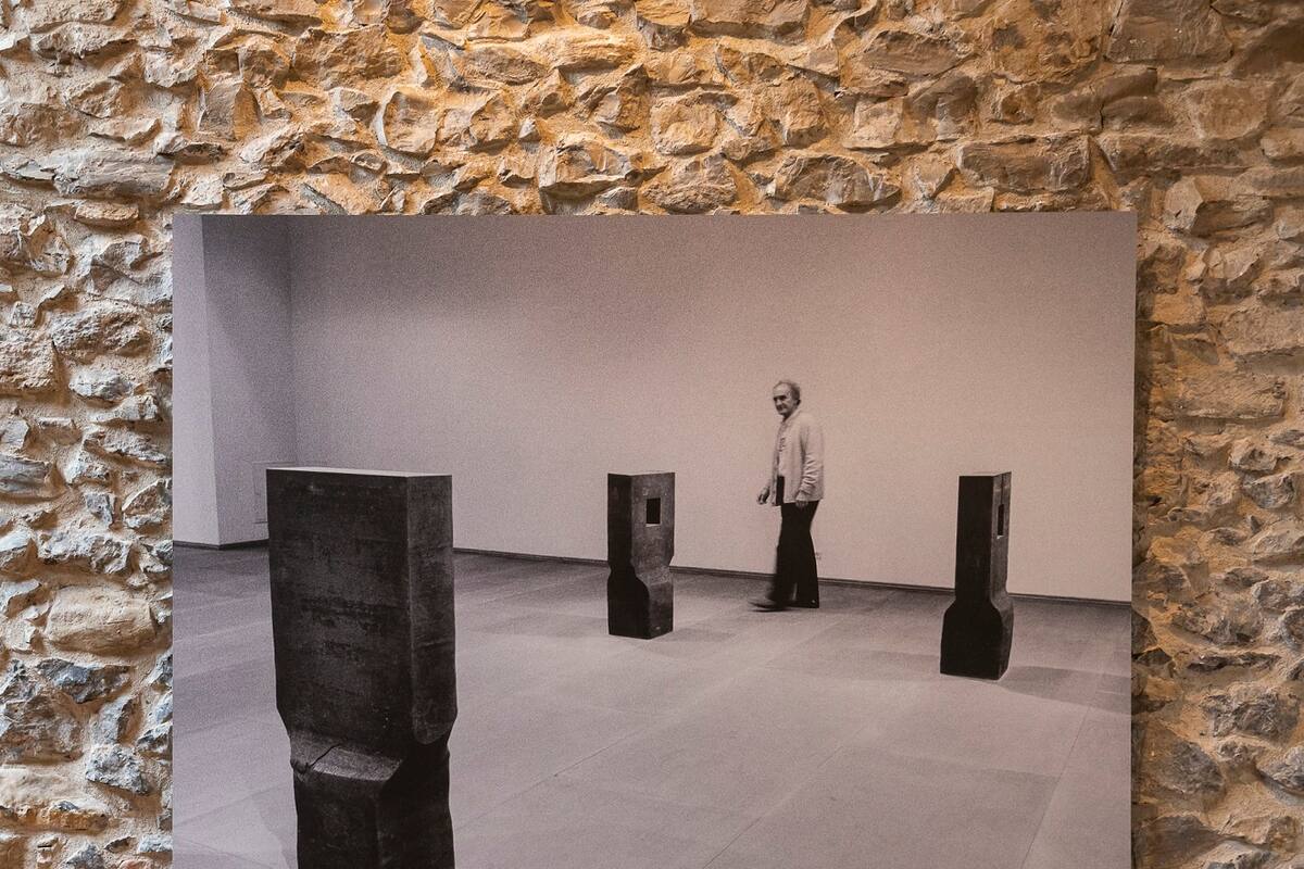Exposición celebra centenario del escultor Eduardo Chillida en su museo
