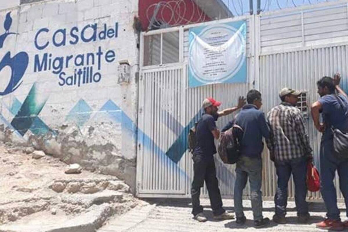 Migrantes centroamericanos duermen en la vía pública, pese a temperaturas cercanas a los 0 grados