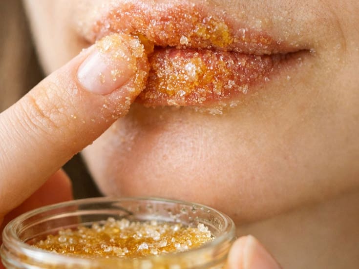 Cómo suavizar labios agrietados con miel y azúcar