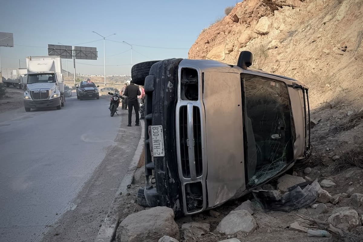Vuelca camioneta Chevrolet Tracker en la curva de El Cimarrón del bulevar 2000 en Tijuana