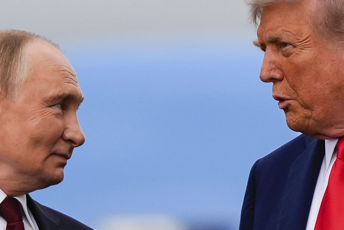 El presidente Donald Trump y el presidente ruso Vladimir Putin conversan el viernes 15 de agosto de 2025 en la Base Conjunta Elmendorf-Richardson, Alaska. | Crédito: AP/Julia Demaree Nikhinson