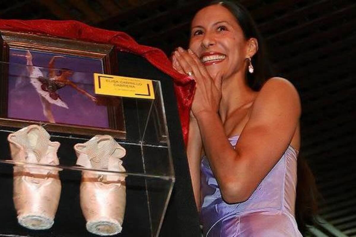 Carrillo baila y devela zapatillas firmadas en Salón "Los Ángeles"