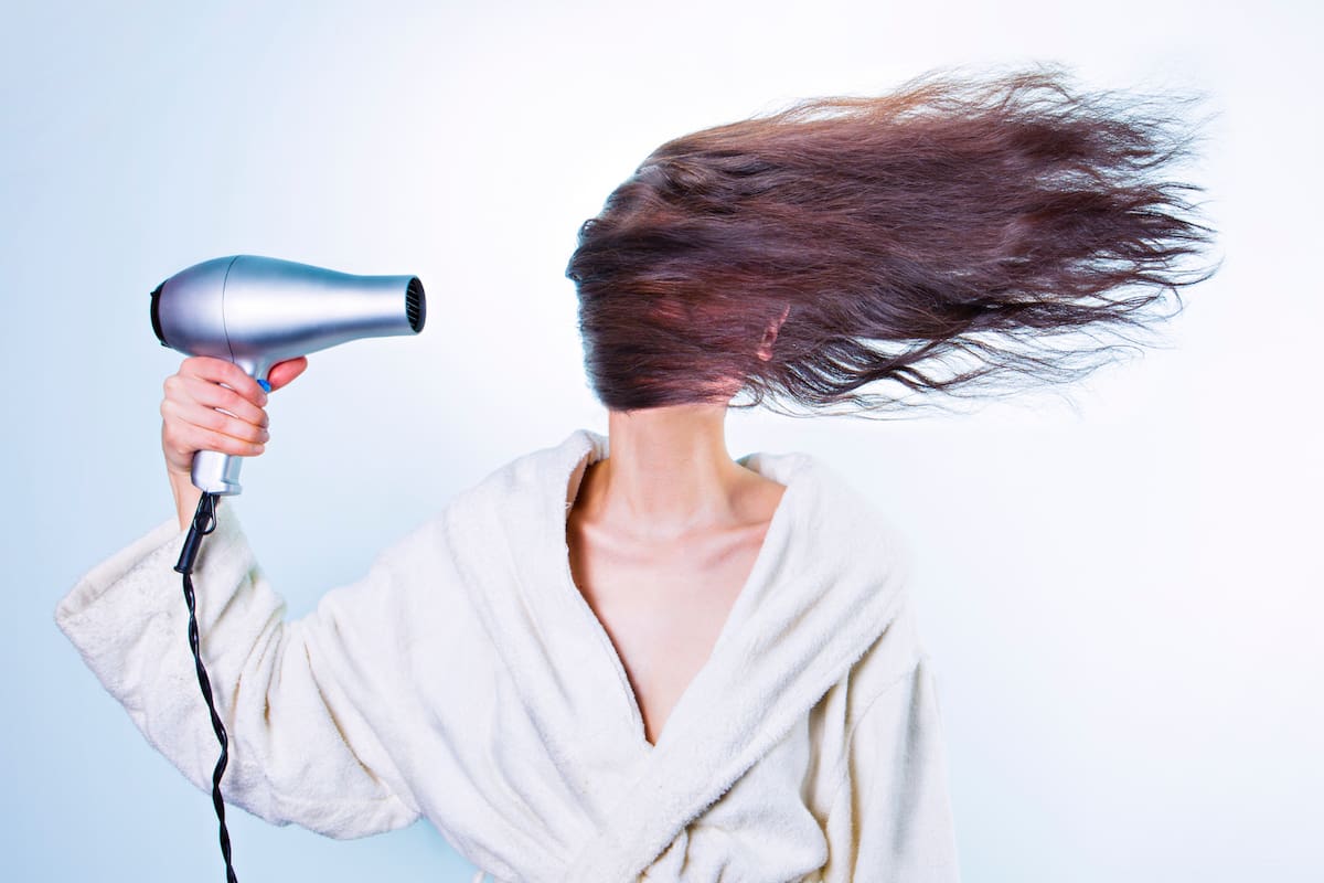 ¿Aire frío, tibio o caliente? La mejor forma de usar el secador sin dañar el pelo