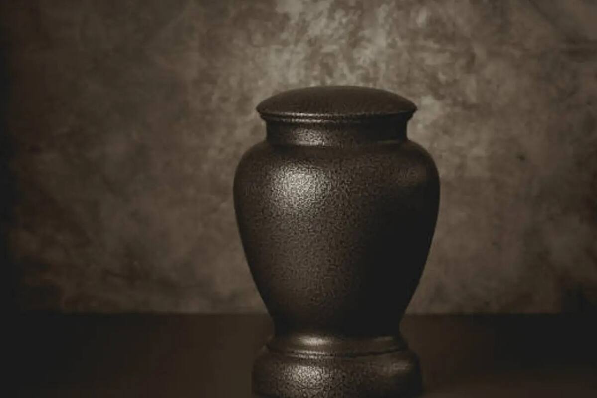 Mujer confiesa que comió cenizas de su abuela “por diversión”; también le puso a su hermano en la comida sin que lo supiera