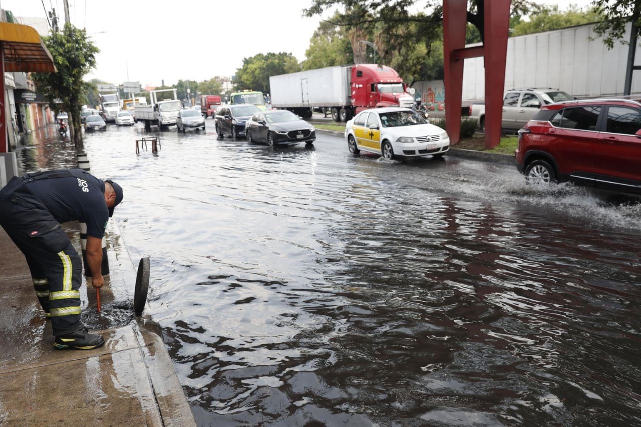 Lluvias intensas activaron la alerta roja en CDMX, provocando inundaciones y caída de árboles. Foto: EFE/ Mario Guzmán