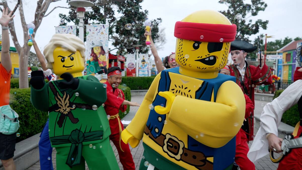 El desfile contará con un elenco de cinco personajes disfrazados, cada uno de los cuales traerá su encanto de ladrillos único a sus carrozas.