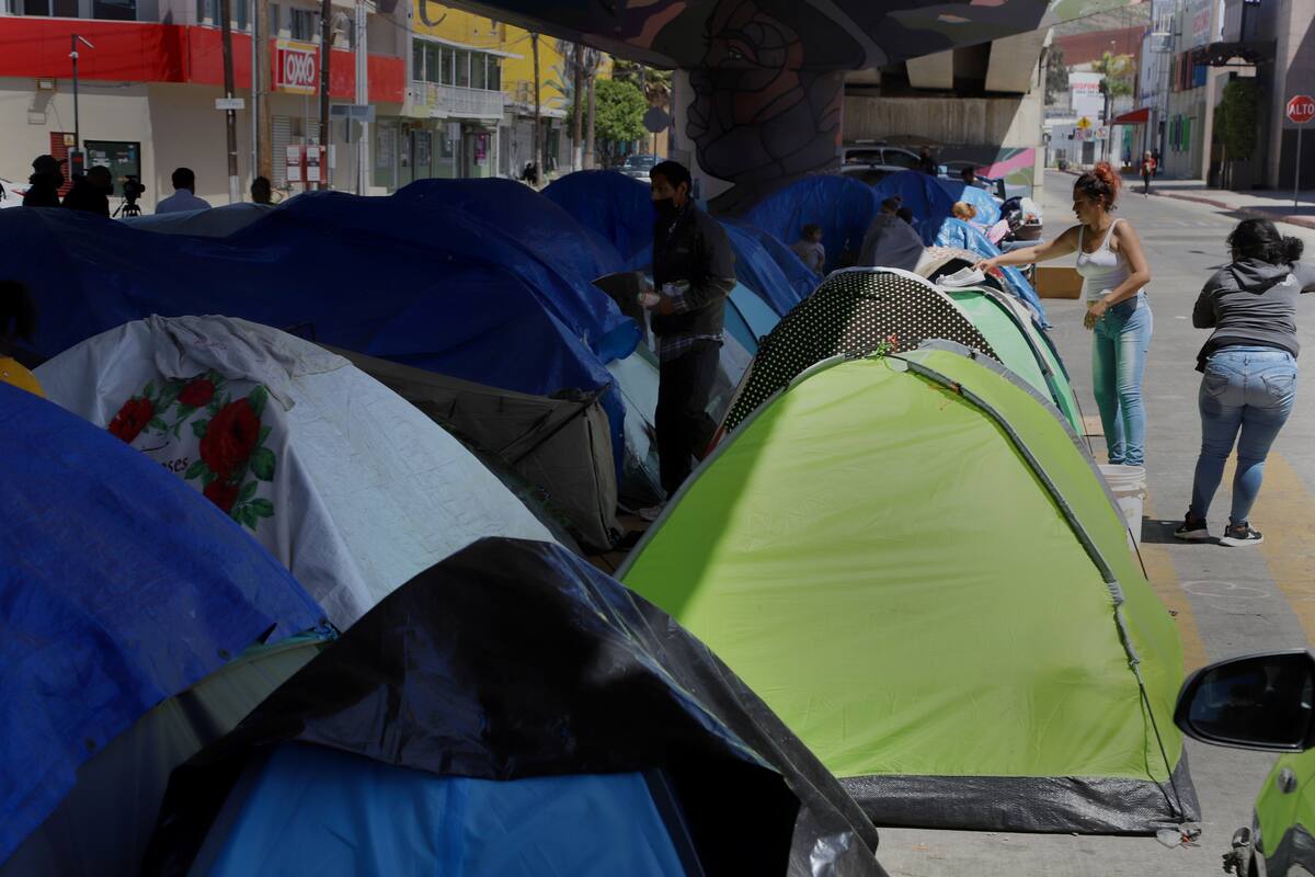 Temen migrantes denunciar a estafadores