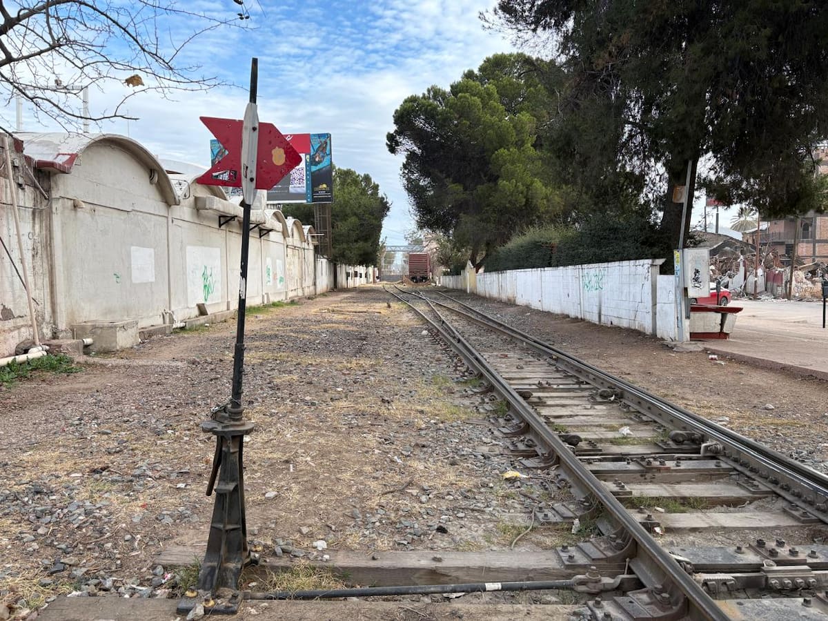 El vagón de tren recorría las vías de Sur a Norte a alta velocidad.