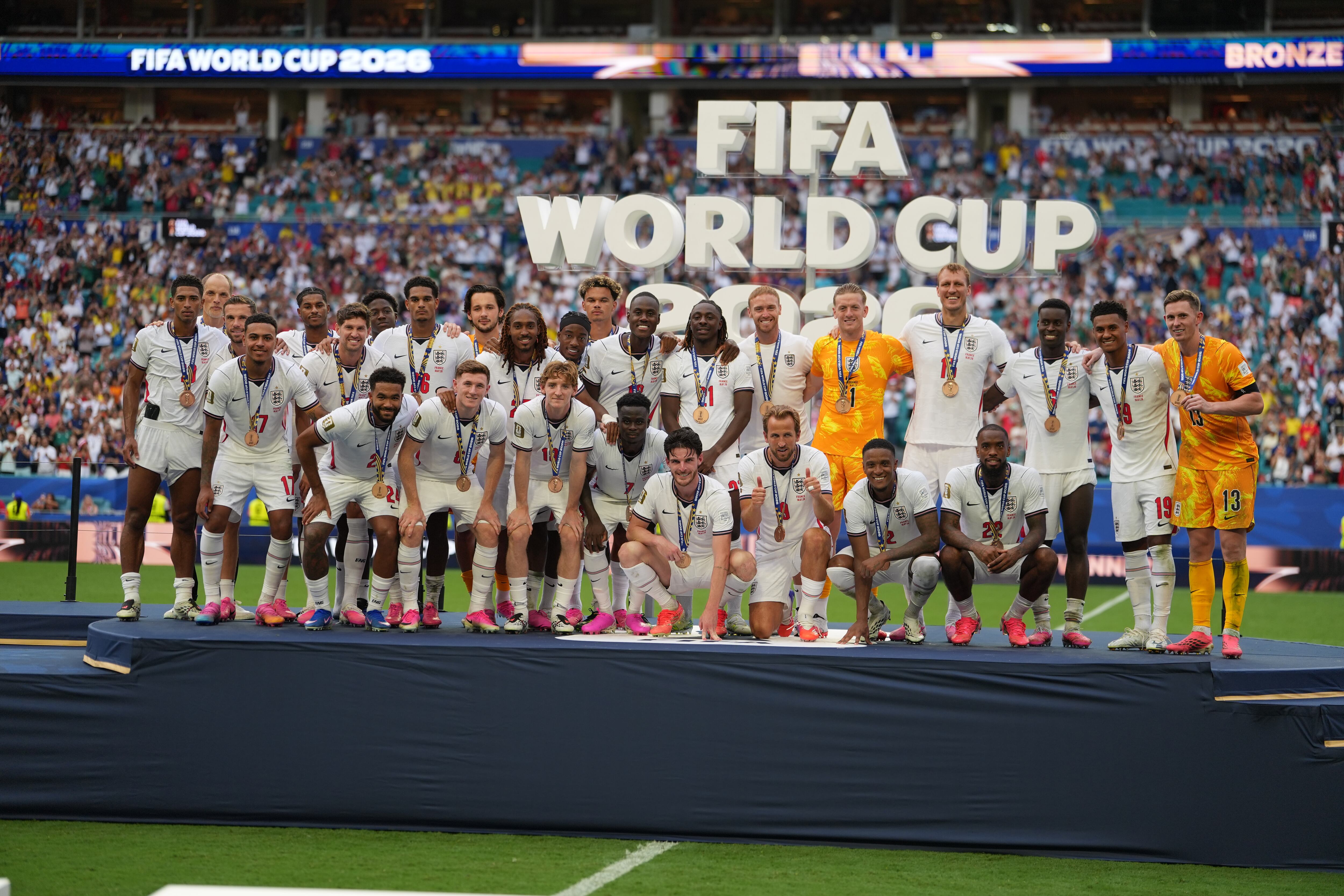 Jugadores de Inglaterra posan con la medalla del tercer lugar este sábado, luego de enfrentar a Francia en el Mundial de la FIFA 2026 en el estadio Hard Rock en Miami (Estados Unidos). EFE/ Alberto Boal