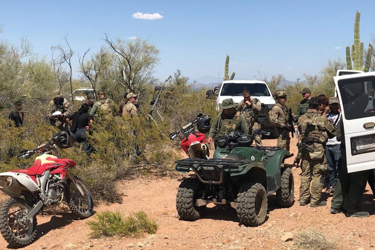 Rescatan a grupo de migrantes en el desierto de Arizona