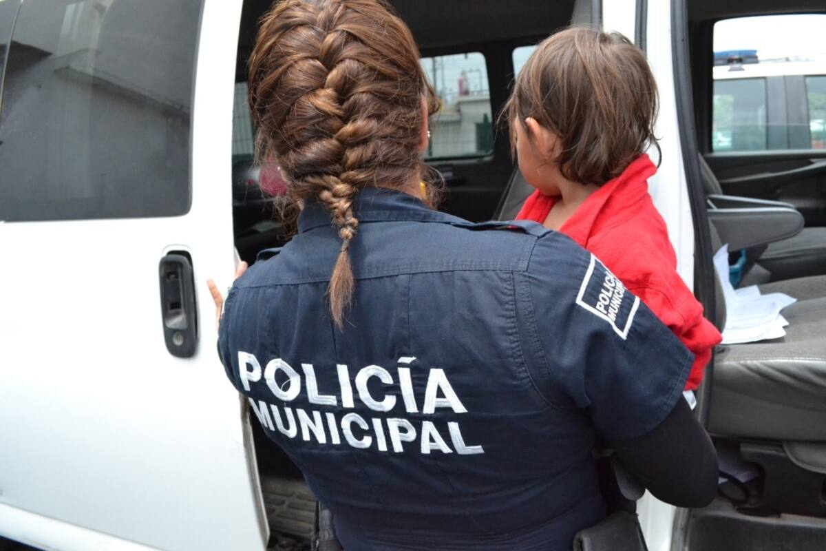 Policías rescatan a niña de dos años en total descuido