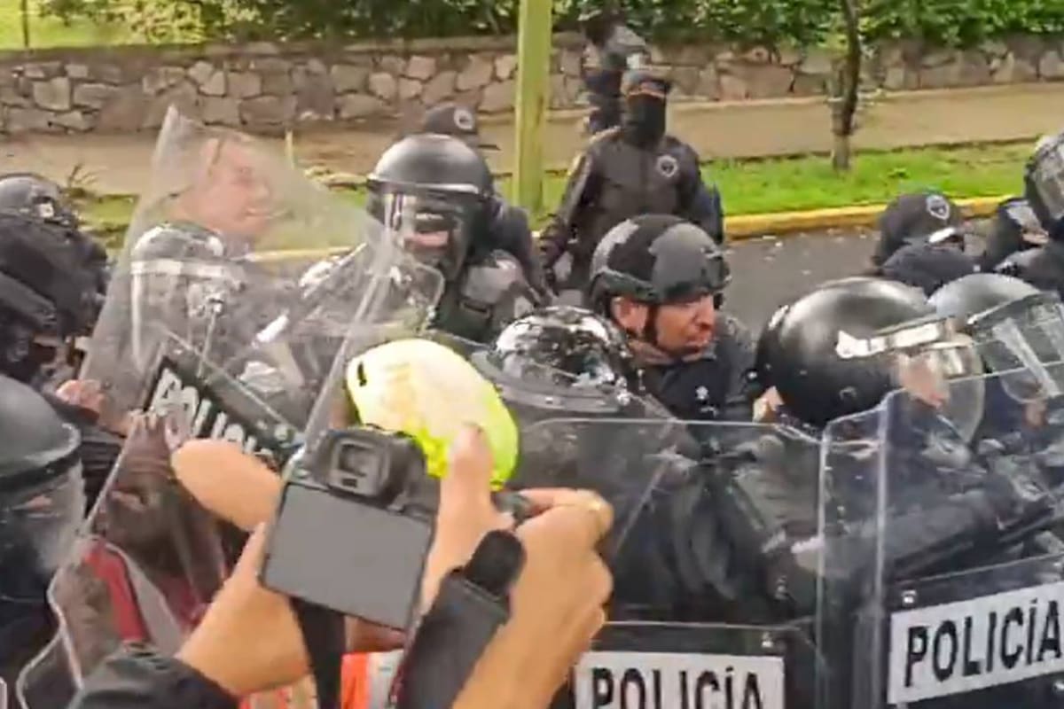 “Fuera Lemus”: Marcha por agua limpia en Guadalajara termina con gas lacrimógeno y enfrentamientos en Casa Jalisco