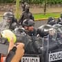 “Fuera Lemus”: Marcha por agua limpia en Guadalajara termina con gas lacrimógeno y enfrentamientos en Casa Jalisco