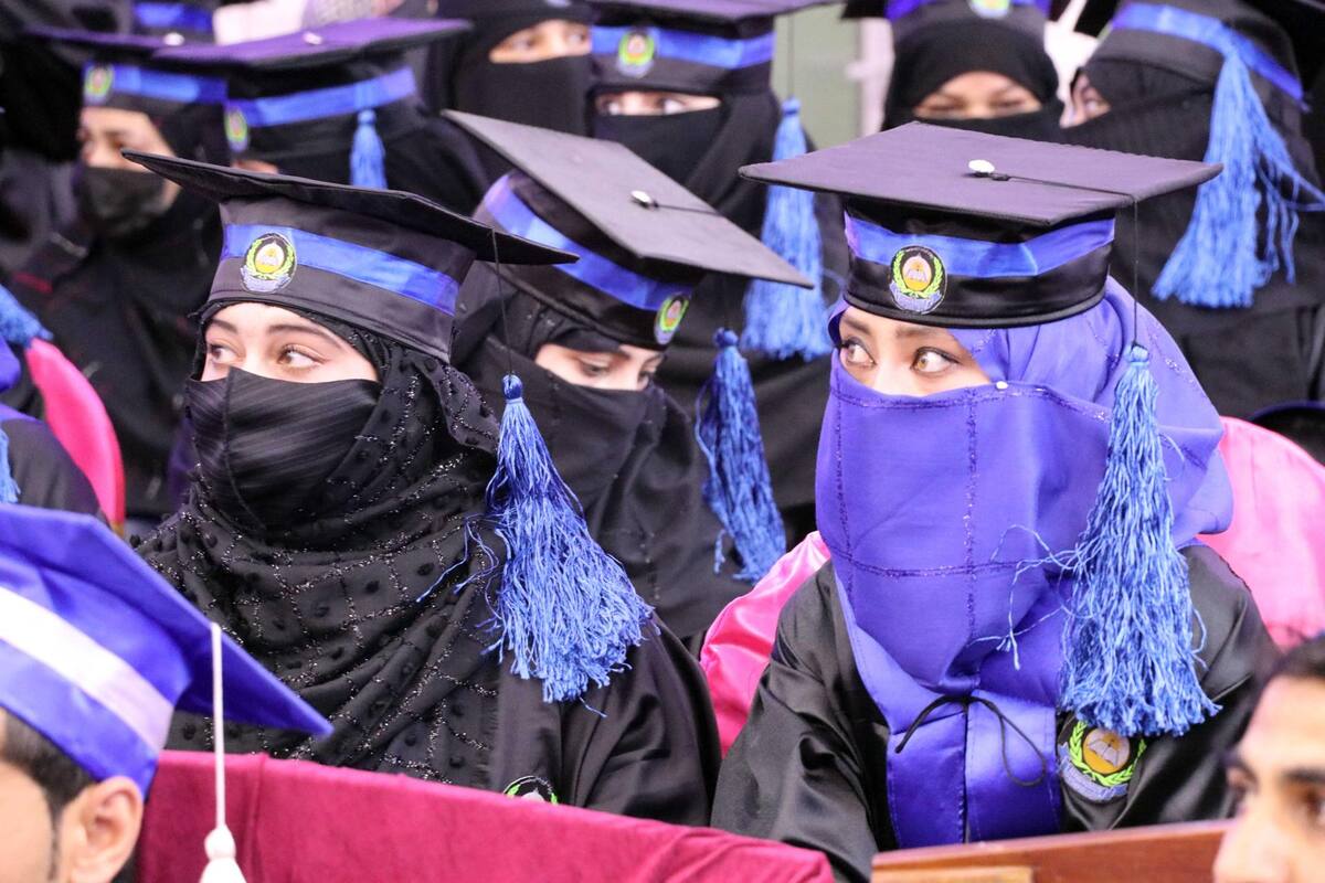 Talibanes prohíben a mujeres la entrada a universidades públicas y privadas