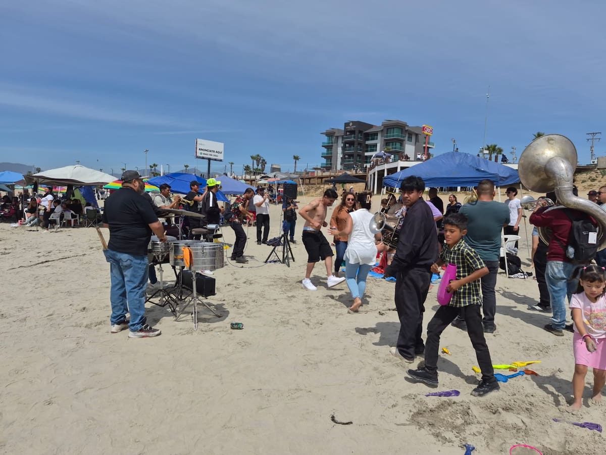 Cientos de turistas acudieron a playas de Ensenada; mientras en Playa Hermosa prevaleció la calma, en Playa La Misión se realizaron rescates por corrientes de retorno. Foto: Cortesía